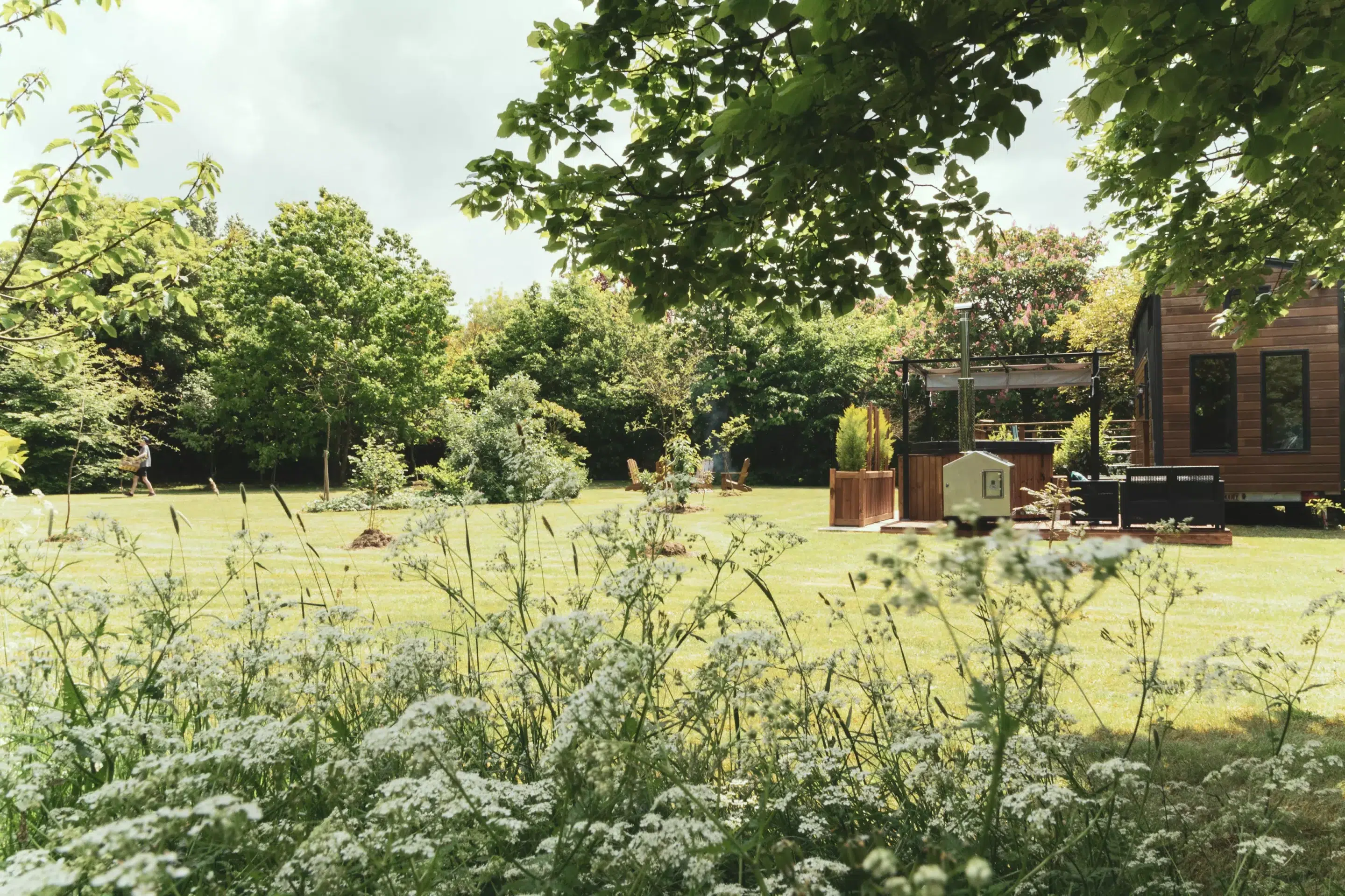 Tiny house caché par les fleurs
