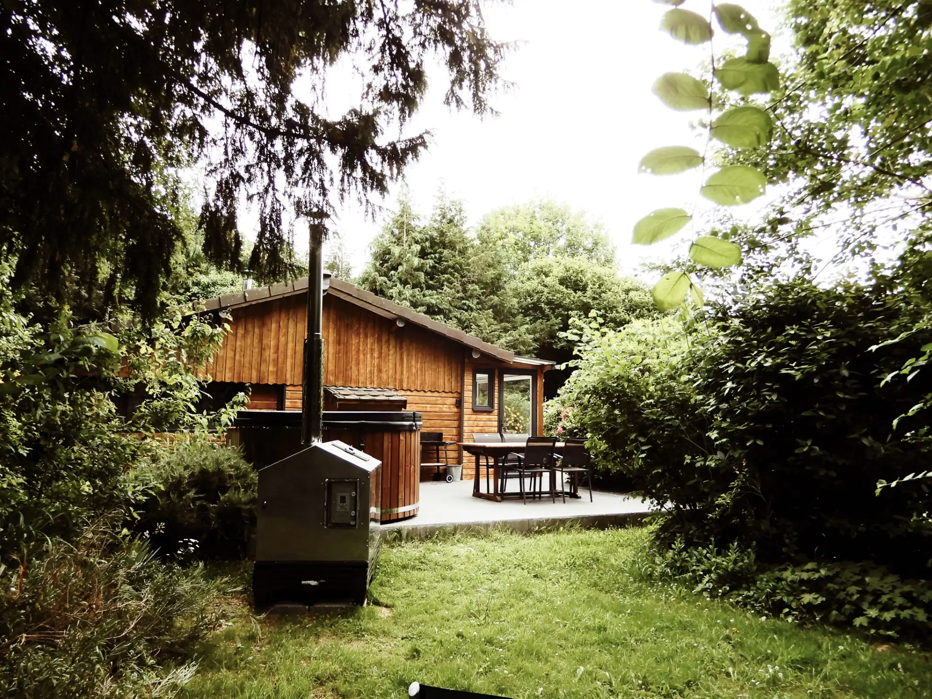 Cottage vue de l'extérieur, vue terrasse et bain nordique.