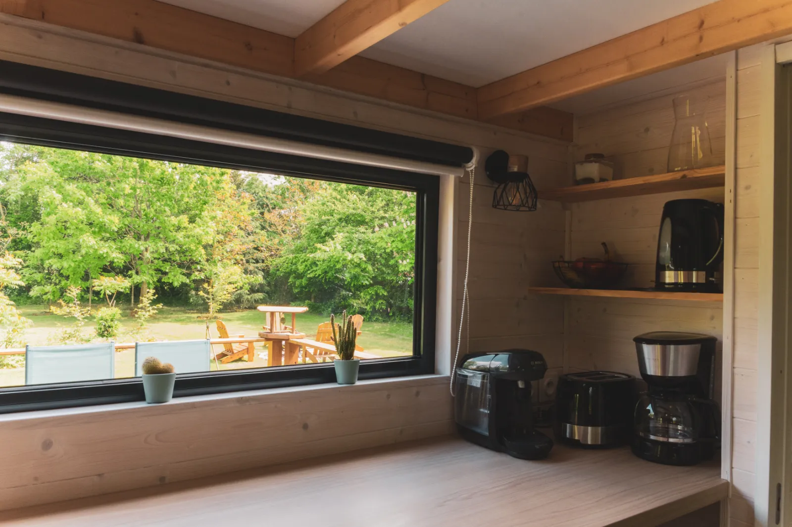 Personne dégustant un verre de vin en extérieur dans un jardin de gîte