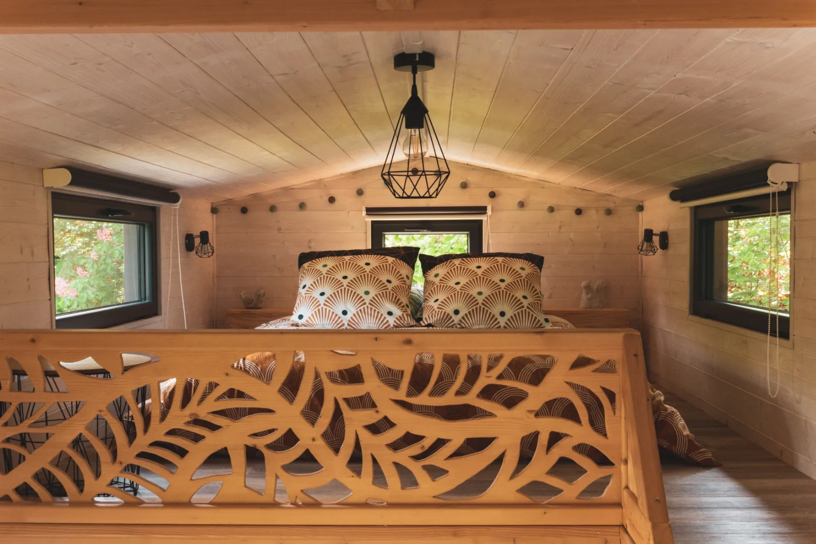 Brasero extérieur avec feu de bois dans un jardin aménagé, ambiance chaleureuse et conviviale