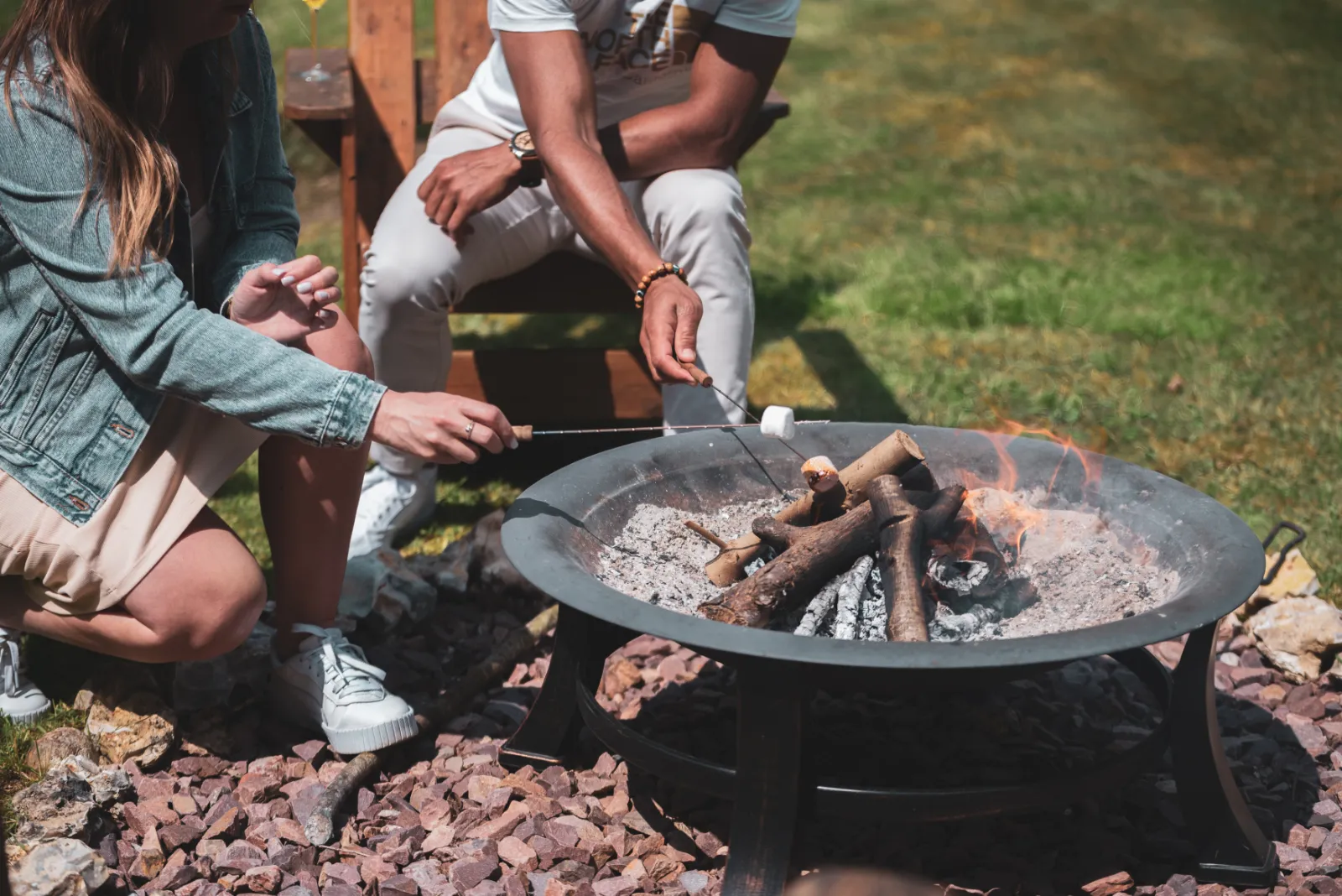 Brasero extérieur avec feu de bois dans un jardin aménagé, ambiance chaleureuse et conviviale