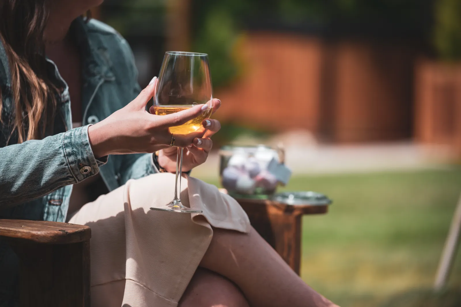 Personne dégustant un verre de vin en extérieur dans un jardin de gîte
